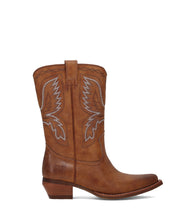 Load image into Gallery viewer, FRYE AND CO WOMEN IRLENE SHORT DECO STITCH CARAMEL