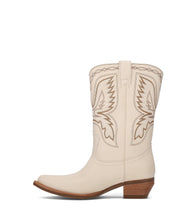 Load image into Gallery viewer, FRYE AND CO WOMEN IRLENE SHORT DECO STITCH OFF WHITE