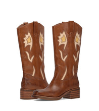 Load image into Gallery viewer, FRYE AND CO WOMEN MIRANDA 10 FLOWER SADDLE(LANGLEY PU)